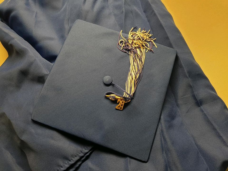 Jostens Graduation Abschluss Robe mit Hut Highschool in Bretten