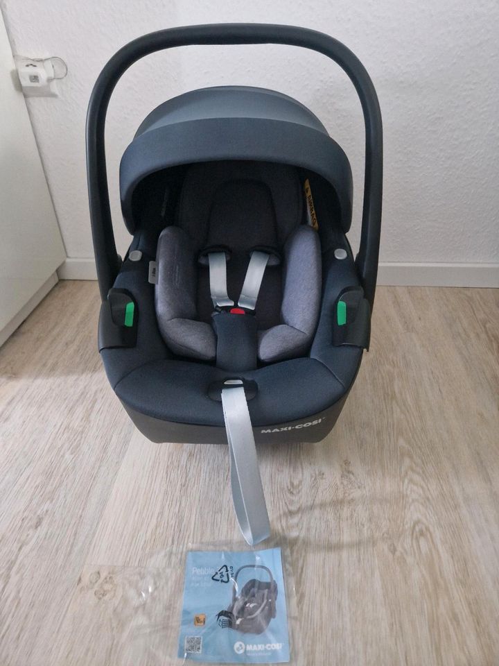 Maxi Cosi Pebble 360 inkl. Neugeboreneneinsatz in Stuttgart