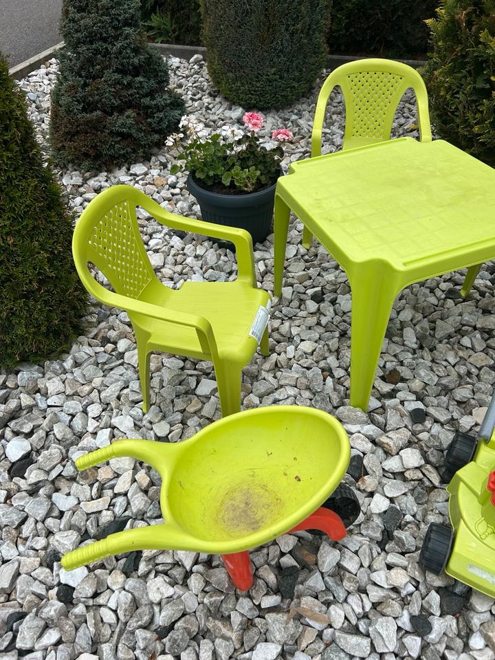 Spielsachen Garten Kinder Stuhl Tisch Grill Weber Rasenmäher in Sachsen