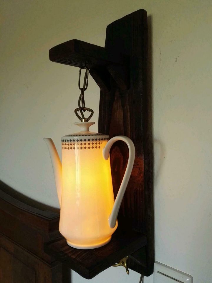 Wand Lampe Caféhaus Kanne Porzellan Holzregal Dekolicht Upcycling in Kranenburg