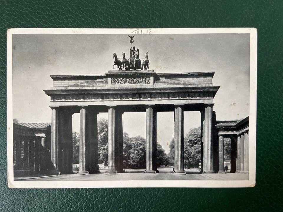 Alte Postkarte Brandenburger Tor Poststempel 8.8.1937 in Berlin