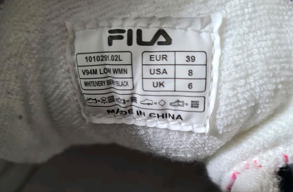 FILA Damen V94M Low  WMN White Very Berry Black Sneaker 39 in Michelau i. OFr.