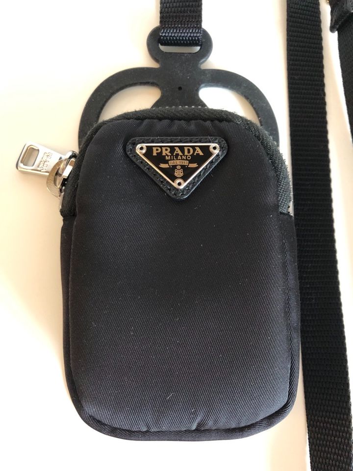 Prada Handyhülle Airpods Crossback Holder in Frankfurt am Main