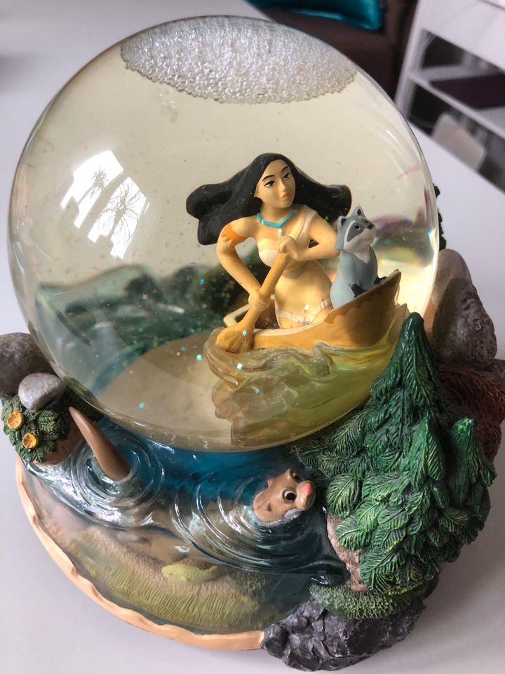 Pocahontas Disney Schneekugel Glitzer Spieluhr in Rockenberg