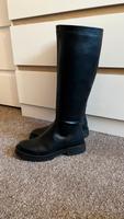 Schwarze hohe Stiefel mit Blockabsatz NEU Sachsen - Wittichenau Vorschau