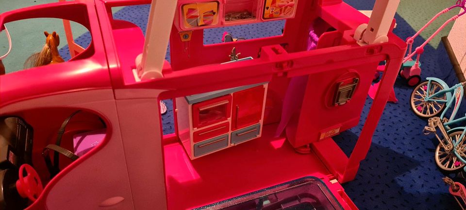 Barbie Camper/Wohnmobil mit Zubehör in Weilheim an der Teck