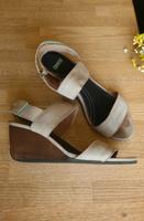 Leder Sandalen mit Holz-Keilabsatz Gr 39 beige Dresden - Blasewitz Vorschau
