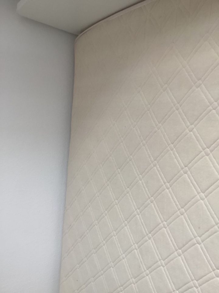 Weißes Malm-Bett(IKEA) 140breit inkl. Lattenroste, Matratze&Kommo in Marl