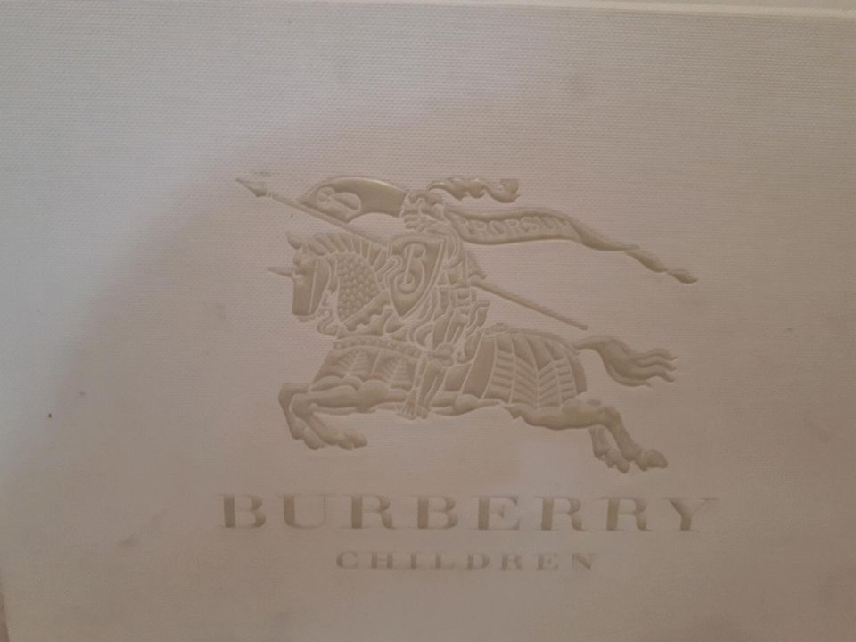 Originale Karton von BURBERRY in Wülfrath