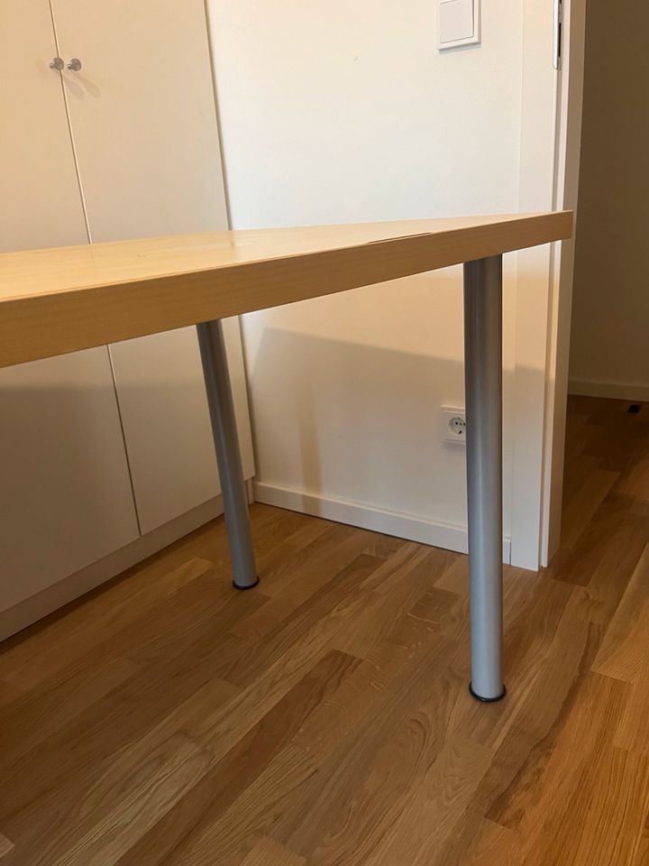Einfacher IKEA-Schreibtisch, Buchenoptik mit grauen Metallbeinen in Hamburg