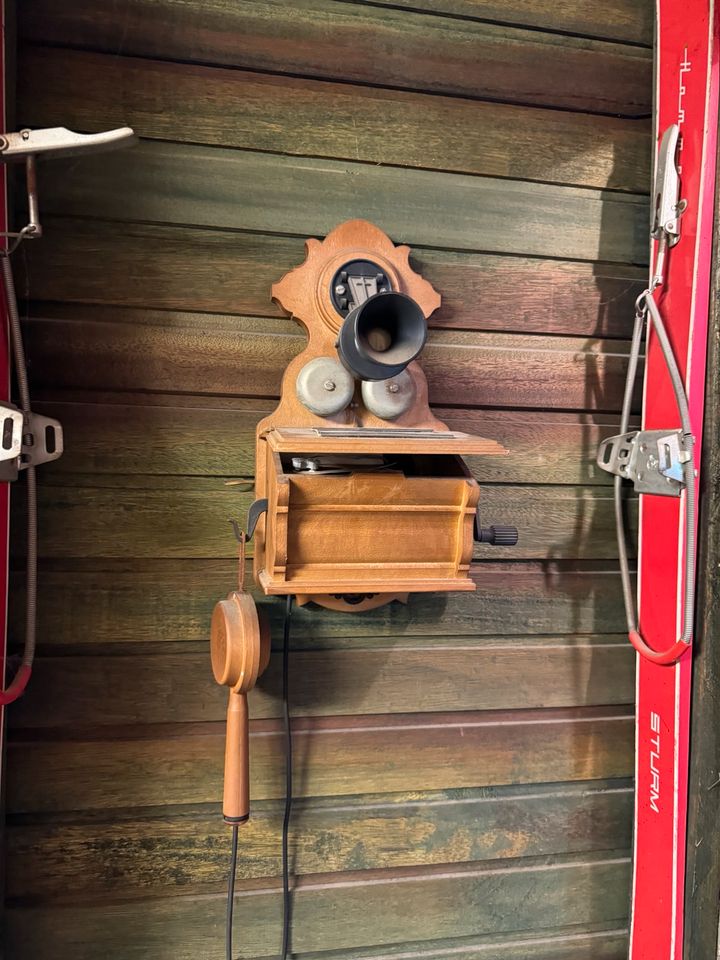 Dekoration (altes telefon aus Holz) in Köln