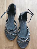 Sandalen mit Nieten verziert. Hessen - Eschborn Vorschau