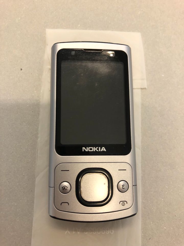 Handy Nokia 6700 slide in silber in Berlin