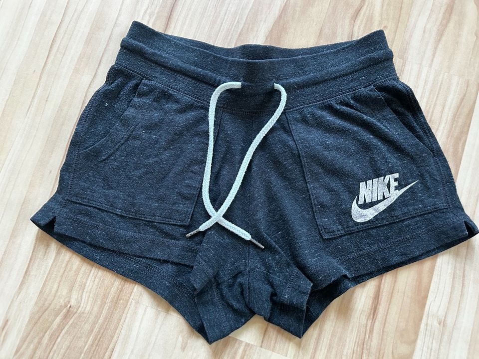 Nike Shorts grau Größe XS in Sibbesse 