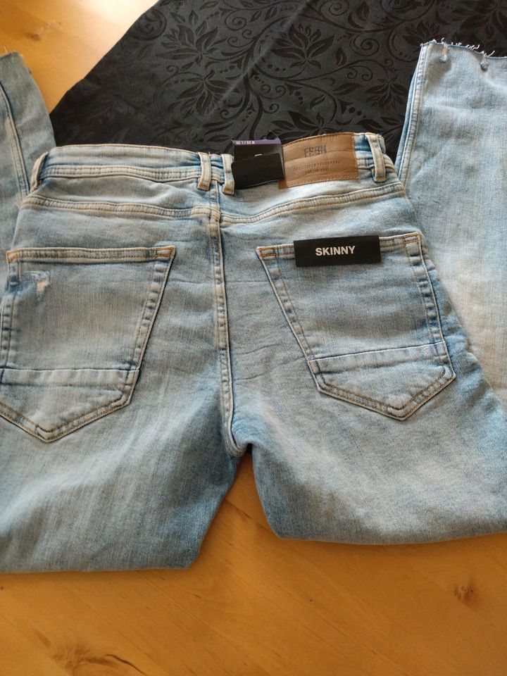 Skinny Jeans  Neu Größe 28/30 in Gielde