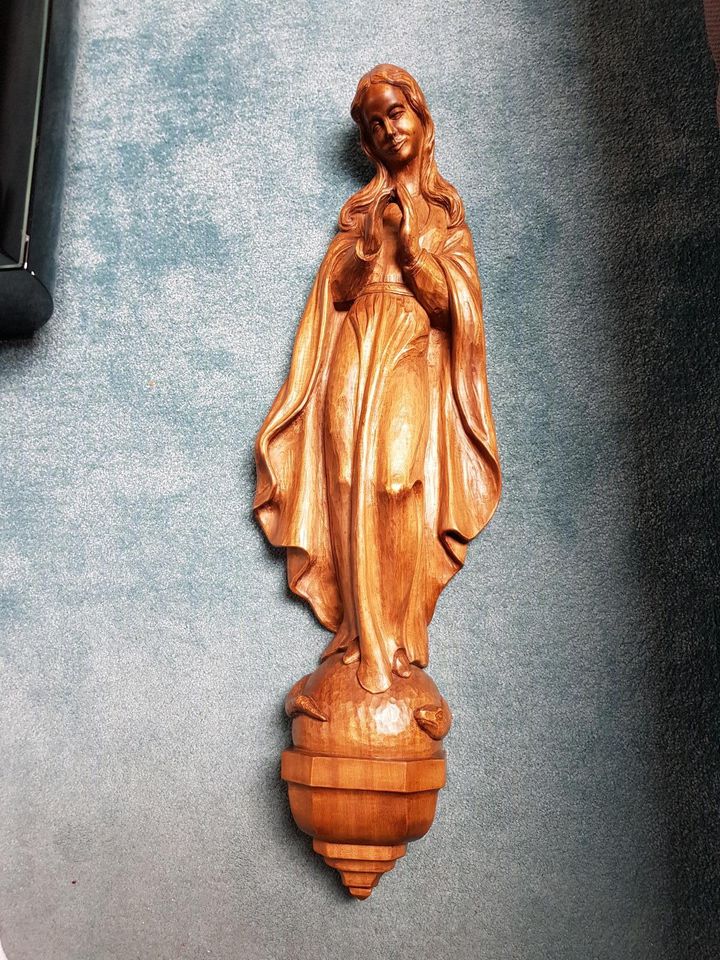 Handgeschnitzte Madonna Maria aus Holz in Mainz