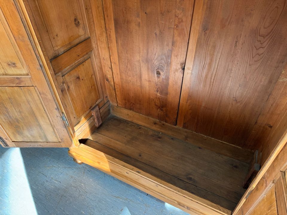 Antiker Kleiderschrank Garderobenschrank Dielenschrank um 1880 in Völklingen