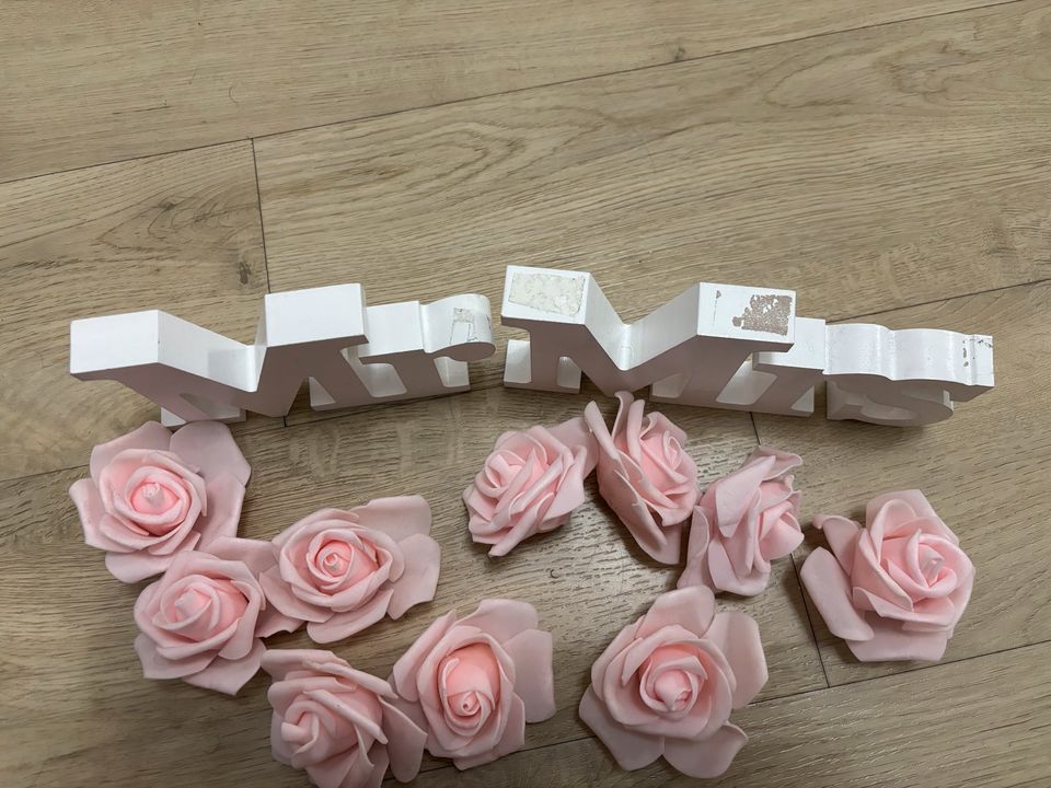 Mr & Mrs - Hochzeitsdeko - weiß + rosa Kunstblumen in Köln