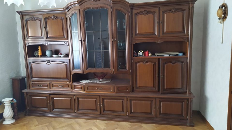 Klassischer, rustikaler Wohnzimmer-Schrank in Schmelz