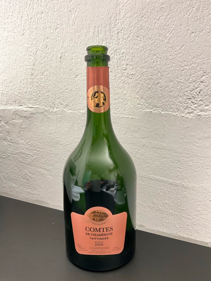 Flasche Taittinger Comtes de Champagne Rose 2006 leer in Bergkirchen