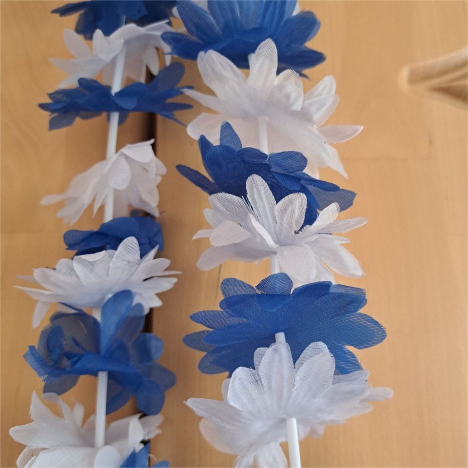 Hawaiikette Blumenkette blau weiß Oktoberfest Halskette in Bodenwöhr