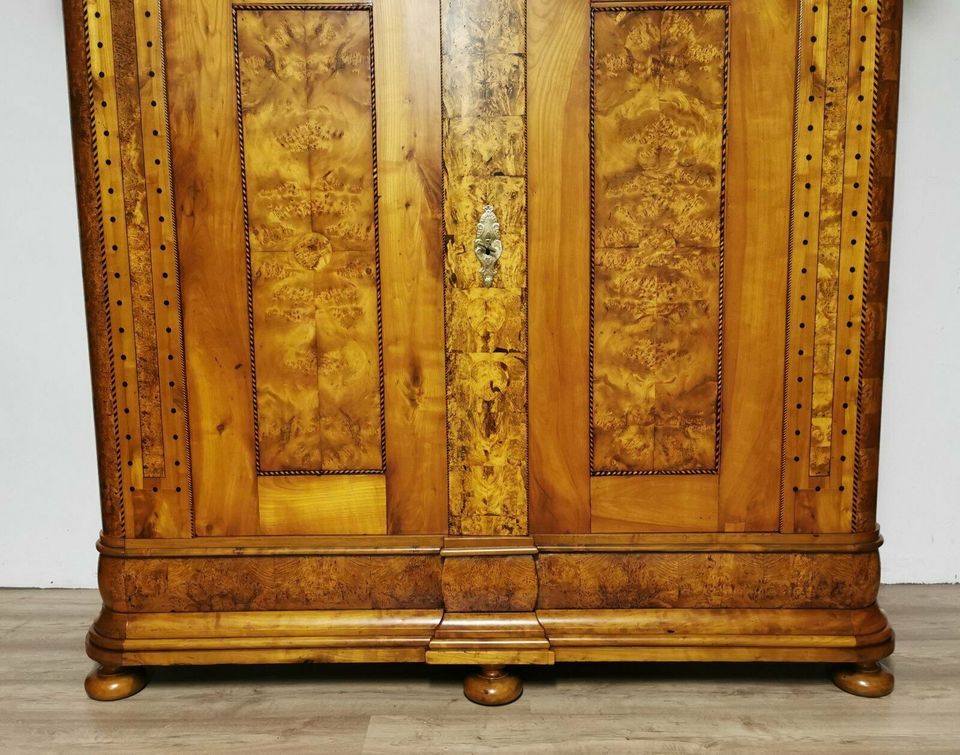 Biedermeier Kirschbaum Schrank / Hochzeitsschrank mit Intarsien in Ehringshausen