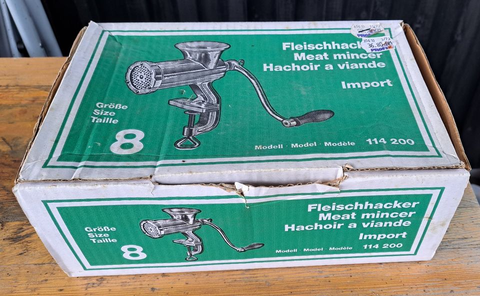 FLEISCHWOLF Größe 8 aus Gusseisen, neu in original Karton in Marktleuthen