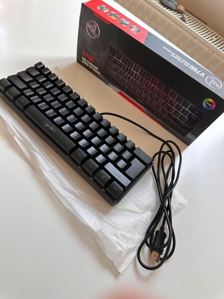 V700 rgb streamer wired keyboard gamer keyboard gaming in Stuttgart