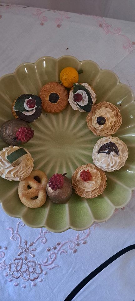 Alter Porzellanteller mit Cupcakes Törtchen Gips in Leipzig