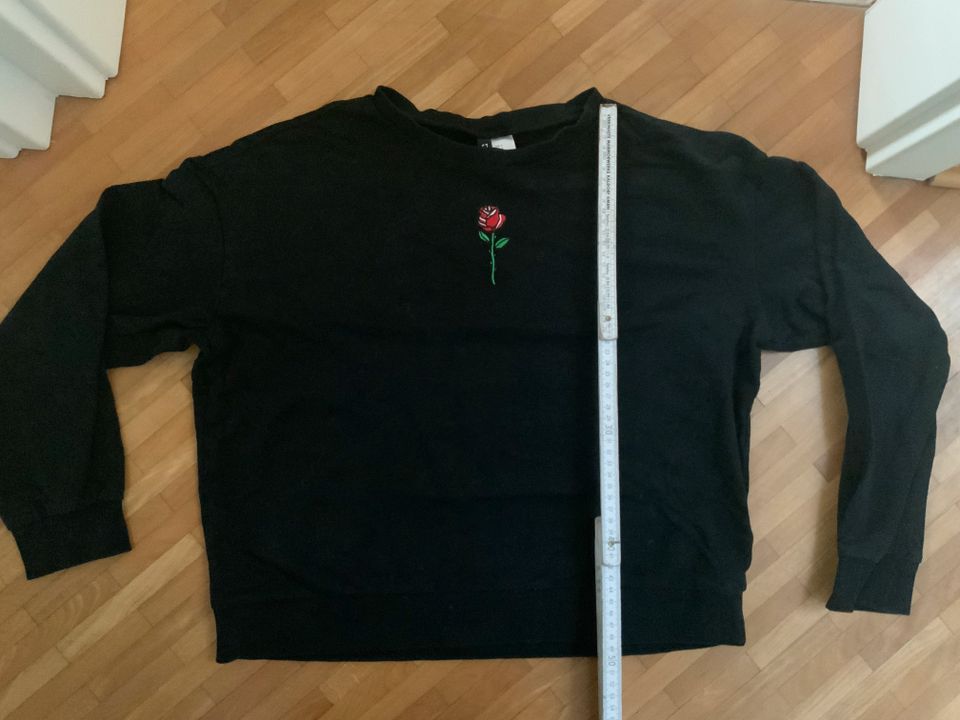 Sweatshirt Divided H&M schwarz S mit Rose in Bruckmühl
