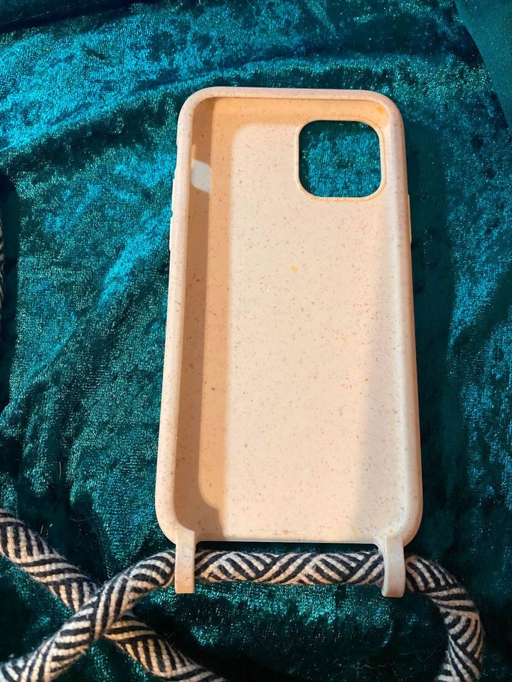 Gebrauchte Handyhülle für iPhone 11 pro von NeckLacy in Plettenberg