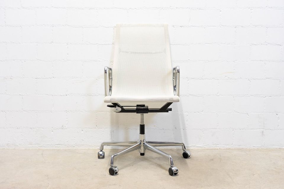 Vitra Eames Aluminium Chair EA 119 Netz weiss in Gottmadingen