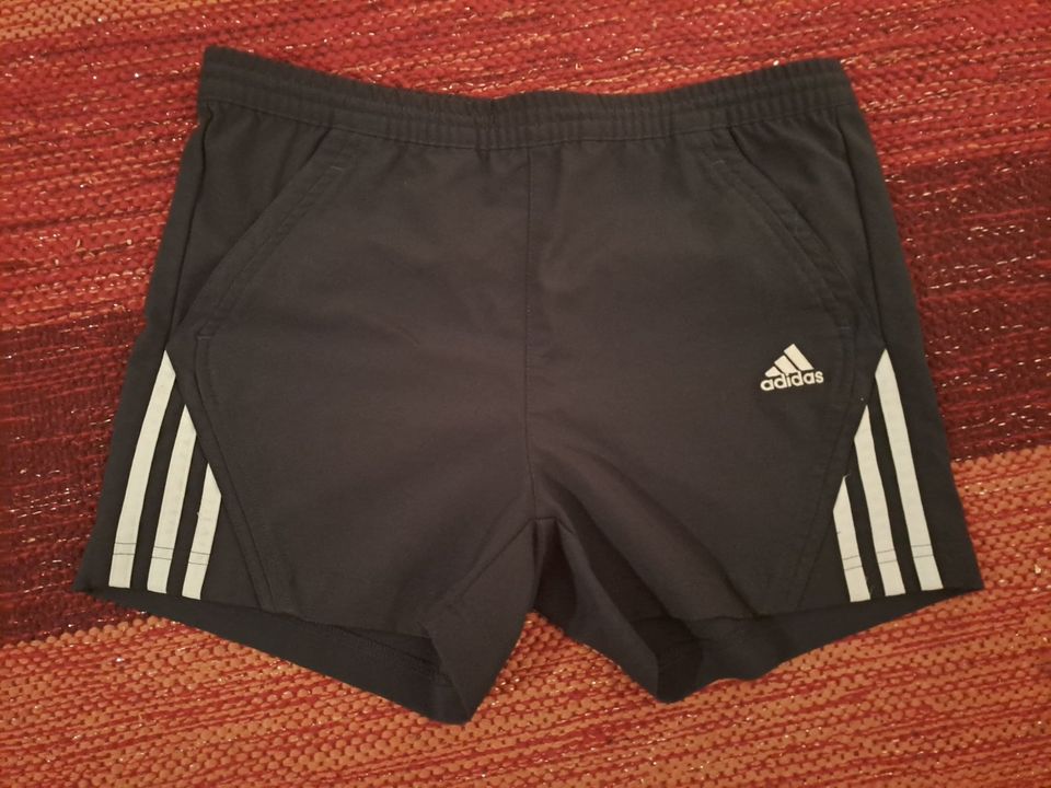 Kurze ADIDAS Sporthose in 128 in Bürgstadt