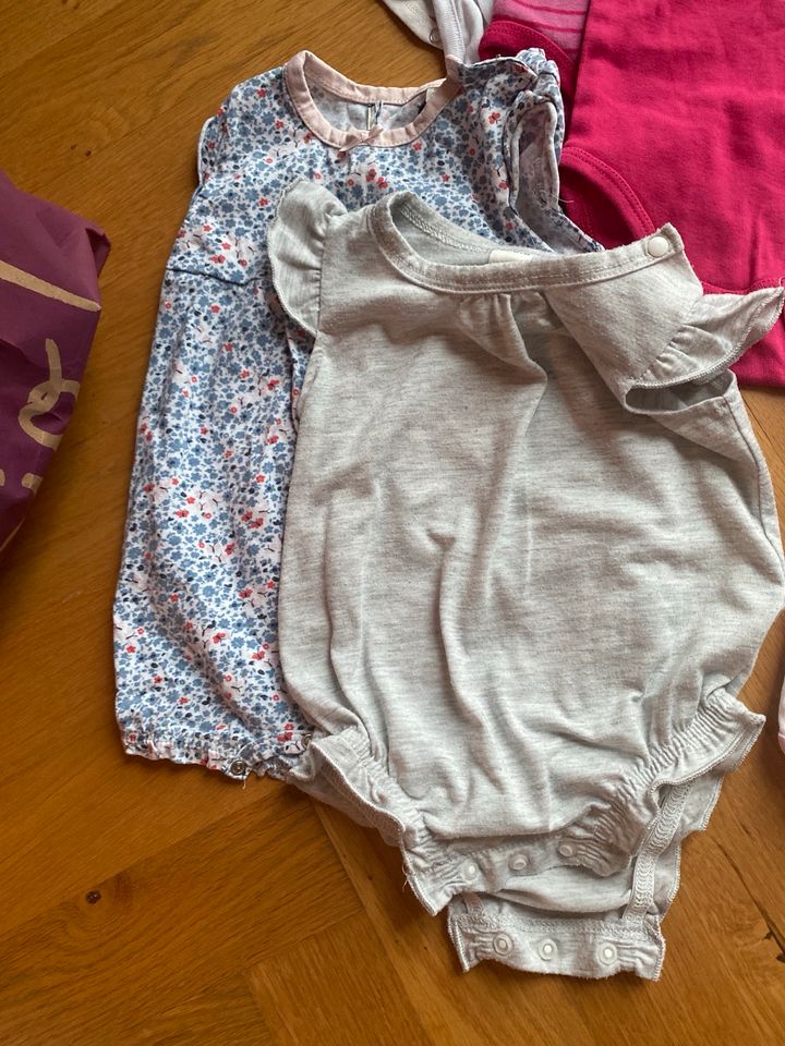 Kleiderpaket Baby Mädchen Gr 50-56 Neugeborene 23 Teile in Berlin