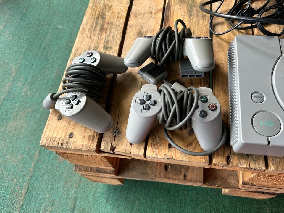 PlayStation 1 mit drei Controller in Mönchengladbach