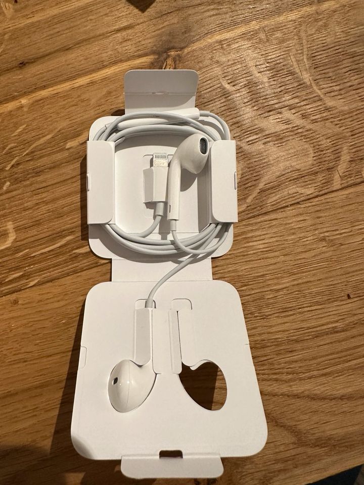 iPhone 11 pro Verpackung mit ear pods in Bargeshagen