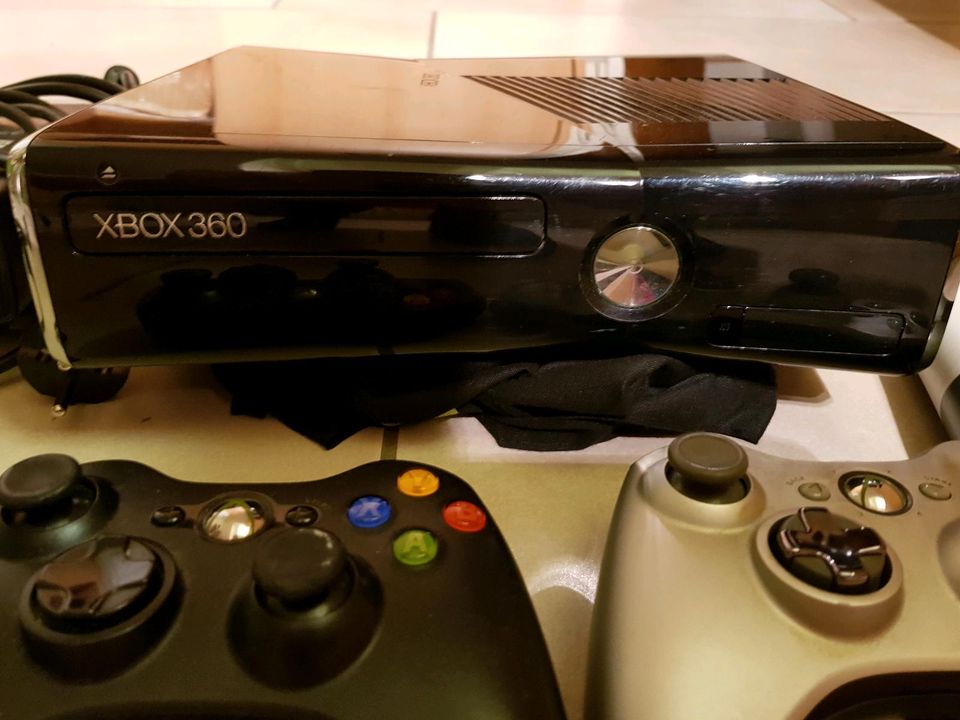 Xbox 360  250 gb inkl. 2 Controllern Headset 2 Mikrofone Zubehör in Hagen
