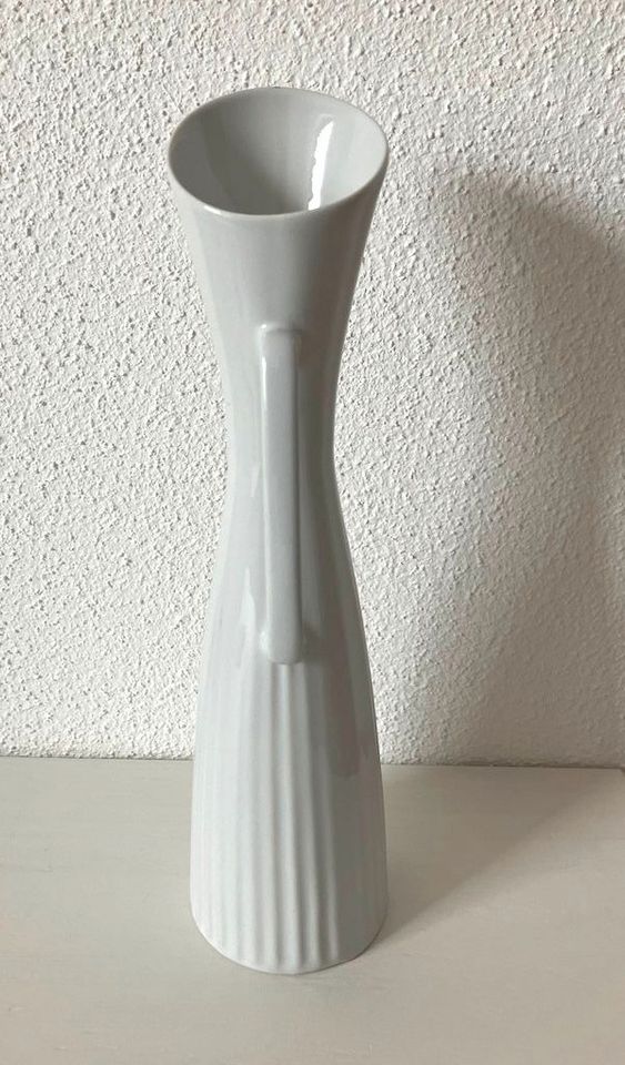 Porzellan Vase 1950/60 midcentury weiß schlanke Kannenform vintag in Augsburg