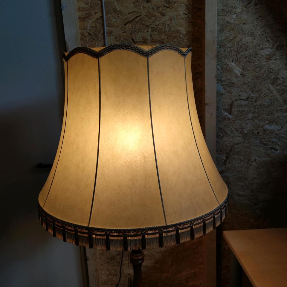 Antike Stehlampe mit großem Lampenschirm massivholz Messing in Braunfels