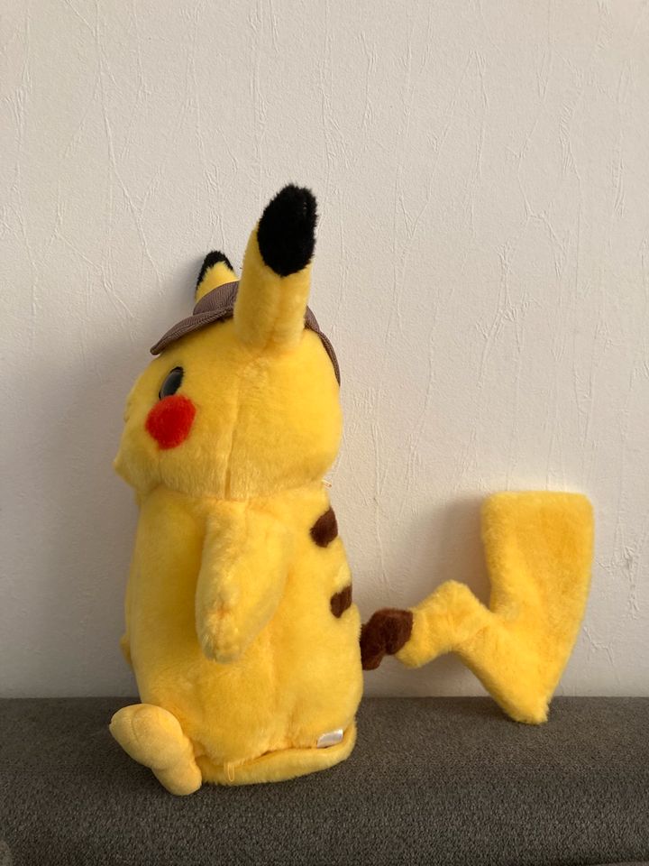 Pokémon/ Pikachu  Stofftier ca. 32cm hoch mit Sprachfuntion in Erkelenz