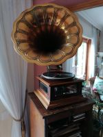 Antikes Grammophon mit dazugehörigen Gründerzeitschrank Nordrhein-Westfalen - Bottrop Vorschau