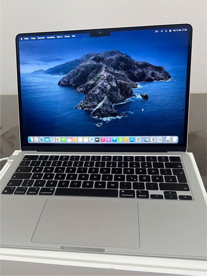 Apple MacBook Air 13,6 Zoll M2, zwei Jahre Garantie + Apple Mouse in Giengen an der Brenz