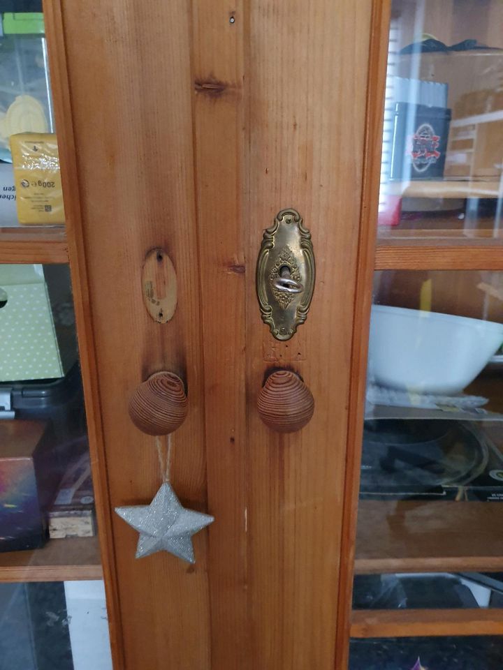 Vitrine, Bauernschrank umgebaut in Weimar (Lahn)