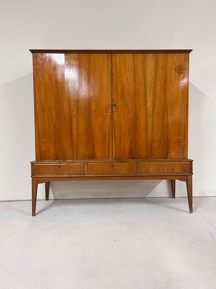 50er Schwedischer Wäscheschrank Geschirrschrank Handarbeit Schreinerhandwerk antik Vintage Intarsien Anrichte Küchenschrank Kleiderschrank Wohnzimmerschrank Mid Century Design Nussholz in Berlin