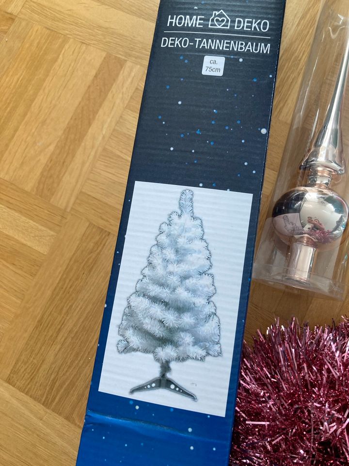 Weihnachtsdeko mit Weihnachtsbaum in Fürth