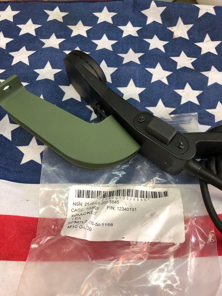 US Army Halter für Handset Mikrofon am Funktisch HMMWV K30 REO in Weissach