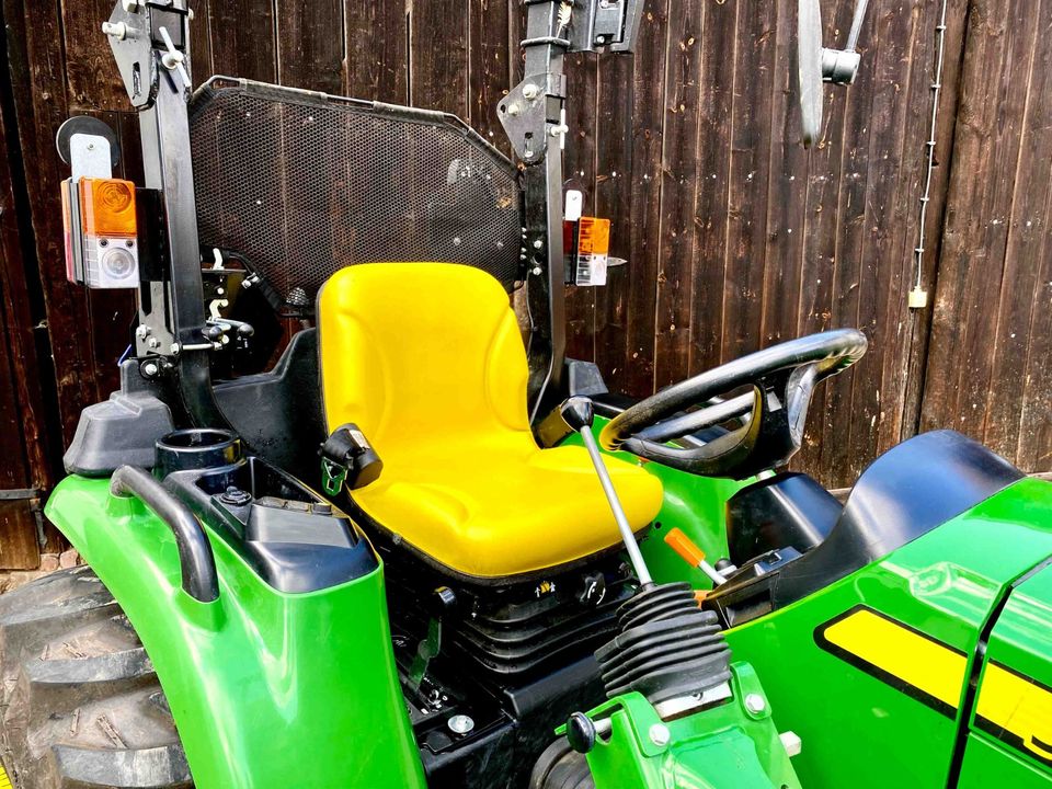 John Deere 3038E (Hydrostat) mit Frontlader und Hydraulik in Merseburg