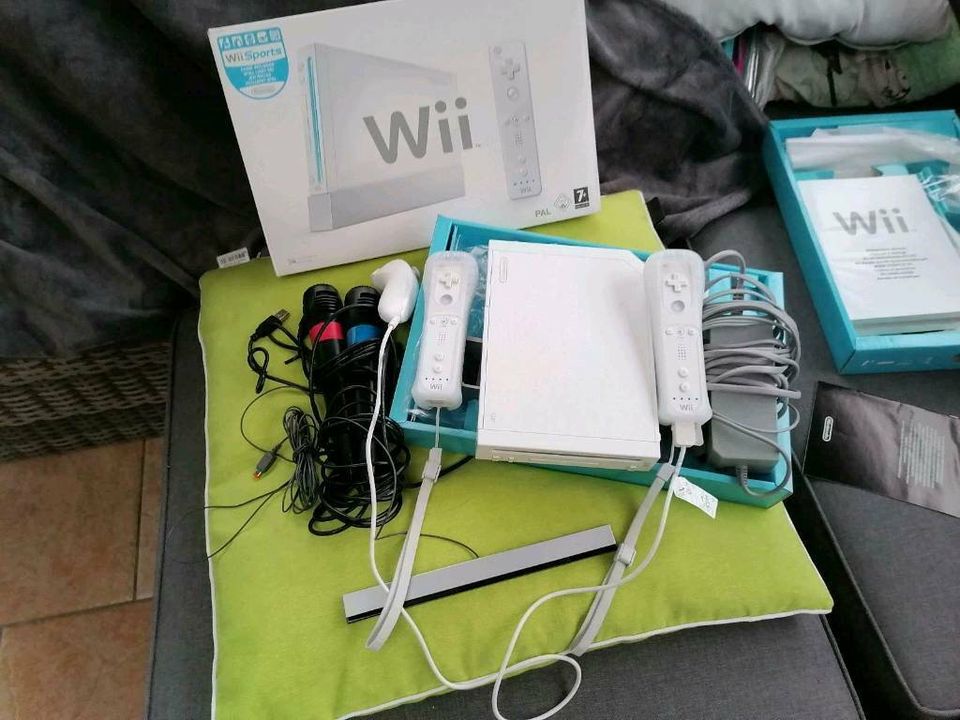 Nintendo Wii mit Zubehör, neuwertig in Brüggen