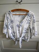 34 XS Amisu Bluse Kurzarm weiß blau Blumen Knöpfe Knoten crop Sachsen - Auerbach (Vogtland) Vorschau