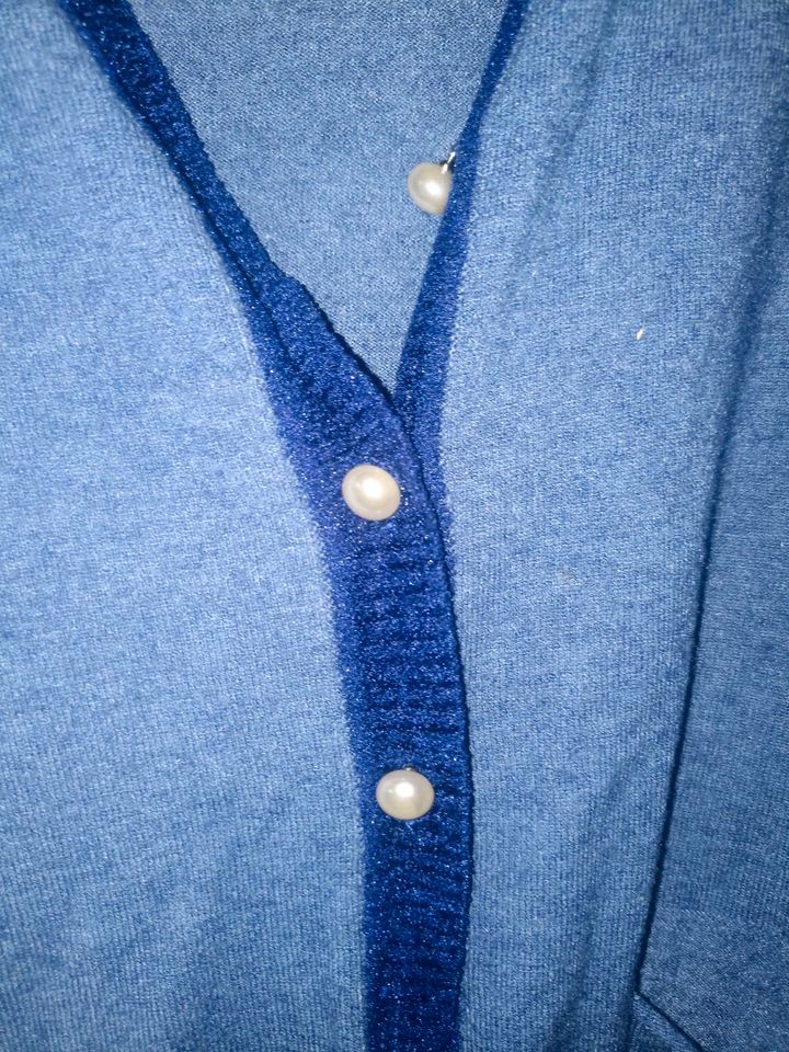 Blaue Strickjacke Pullover in Struxdorf
